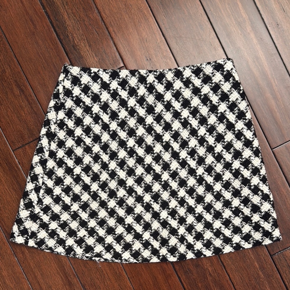 Black & White Tweed Mini Skirt - Classic Houndstooth